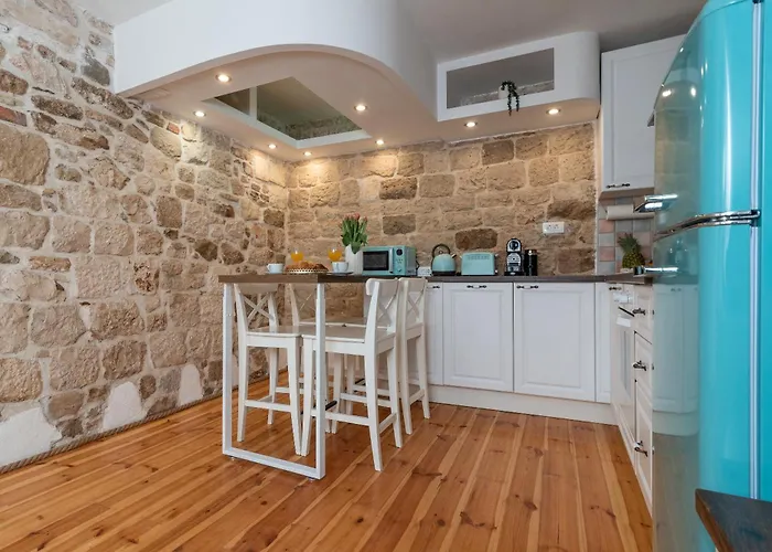 Manero * Трогір